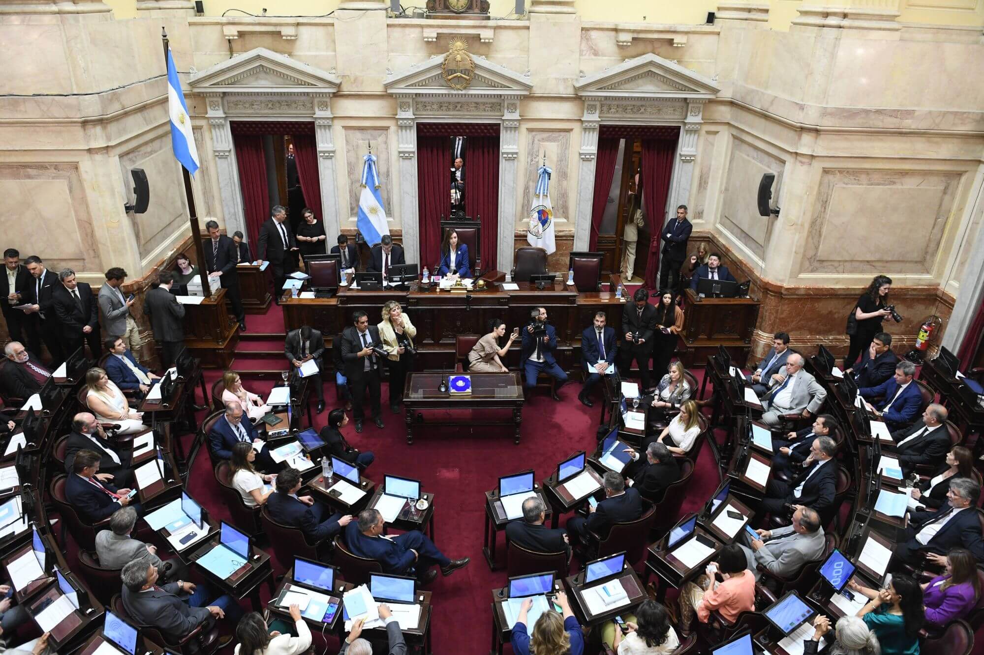 El senado debate la ley bases